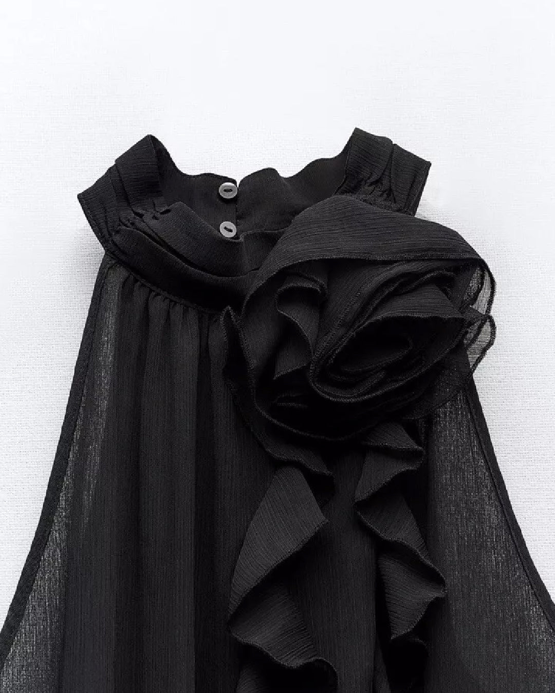 Top halter con volantes y rosa en el cuello