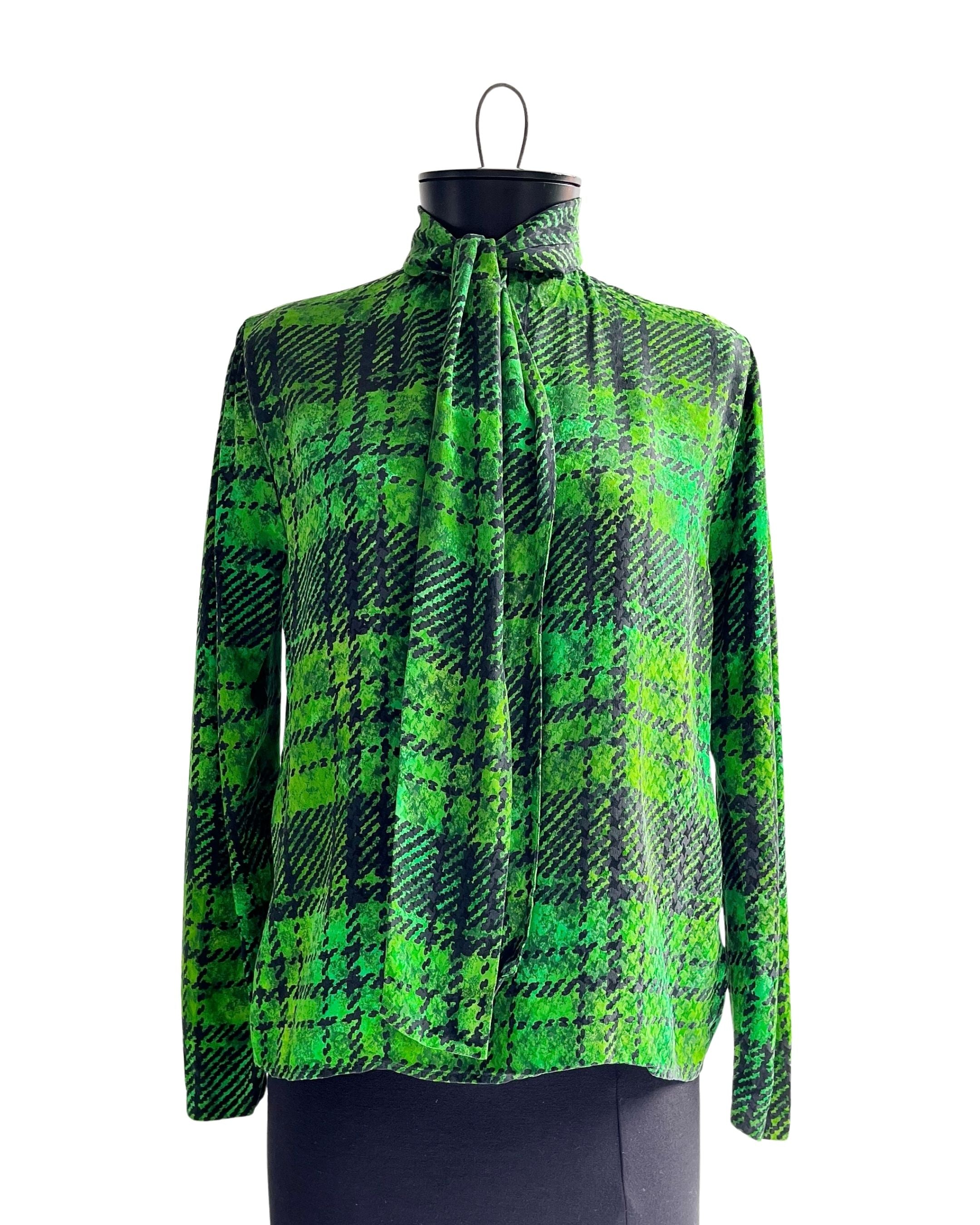 Blusa con cintas al cuello