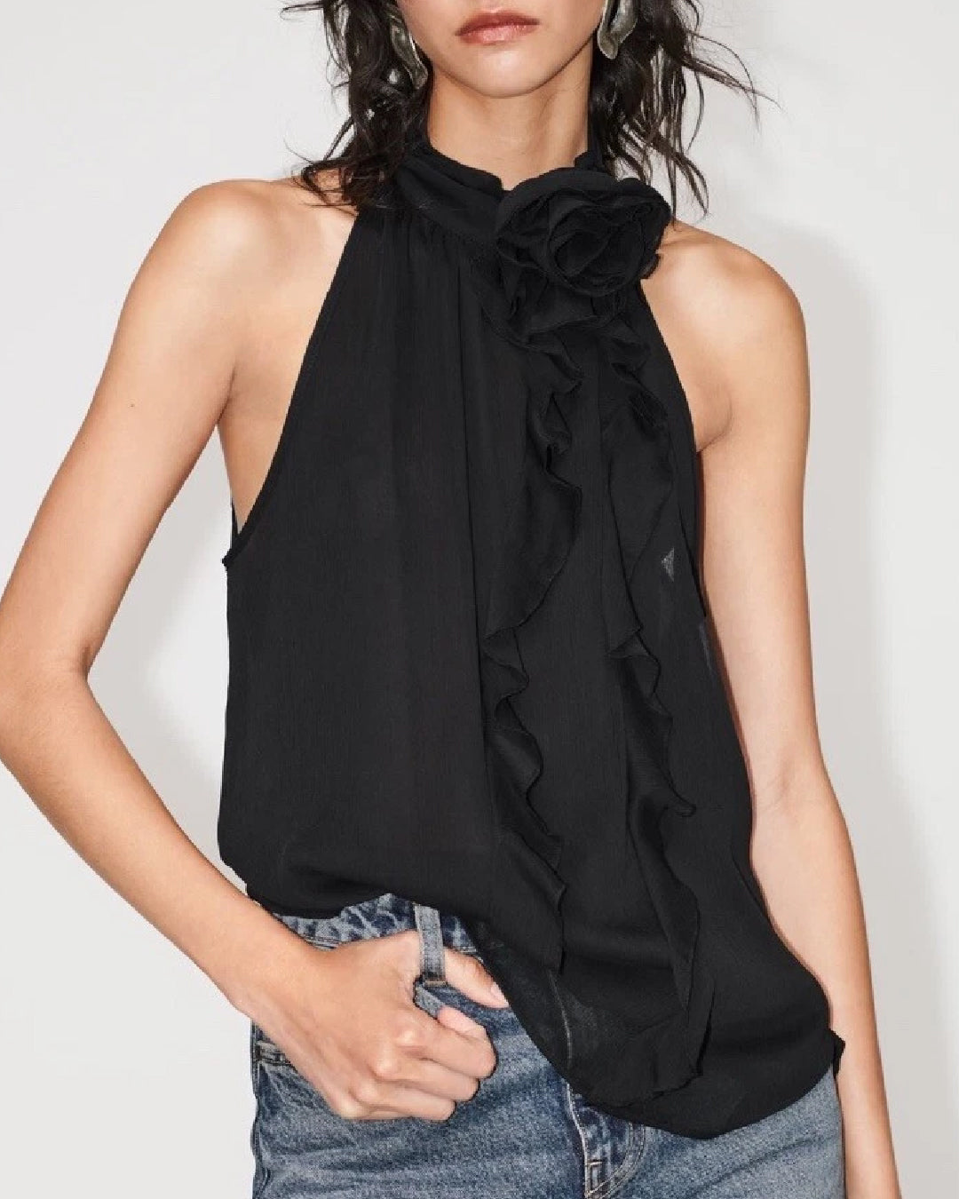 Top halter con volantes y rosa en el cuello