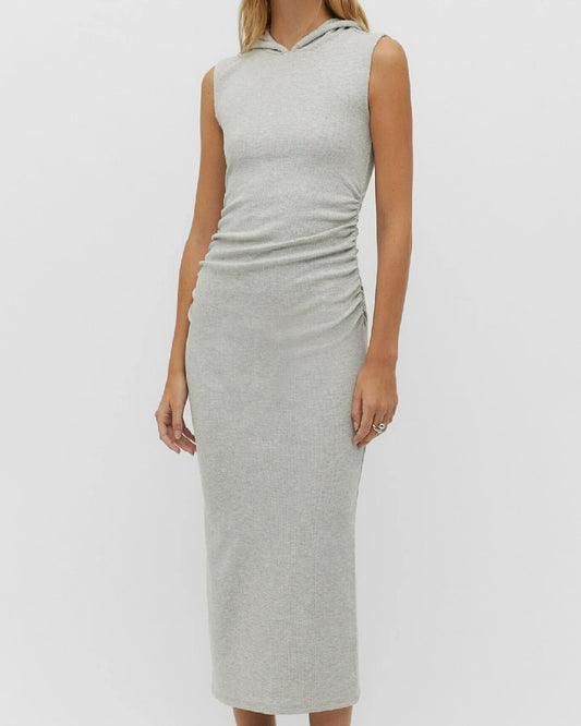 Vestido con capucha y cintura fruncida Stradivarius